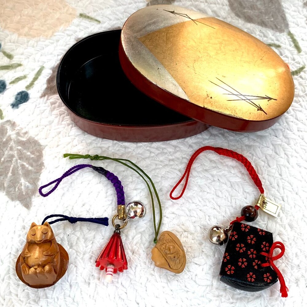 5pc Vtg Japanese Charms in a Box - Picture 1 of 11